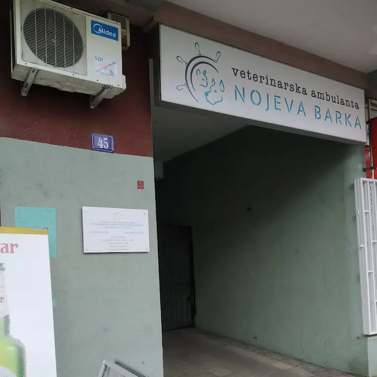 Ulaz u veterinarsku ambulantu Nojeva Barka u Novom Sadu, sa brojem ulice 45.