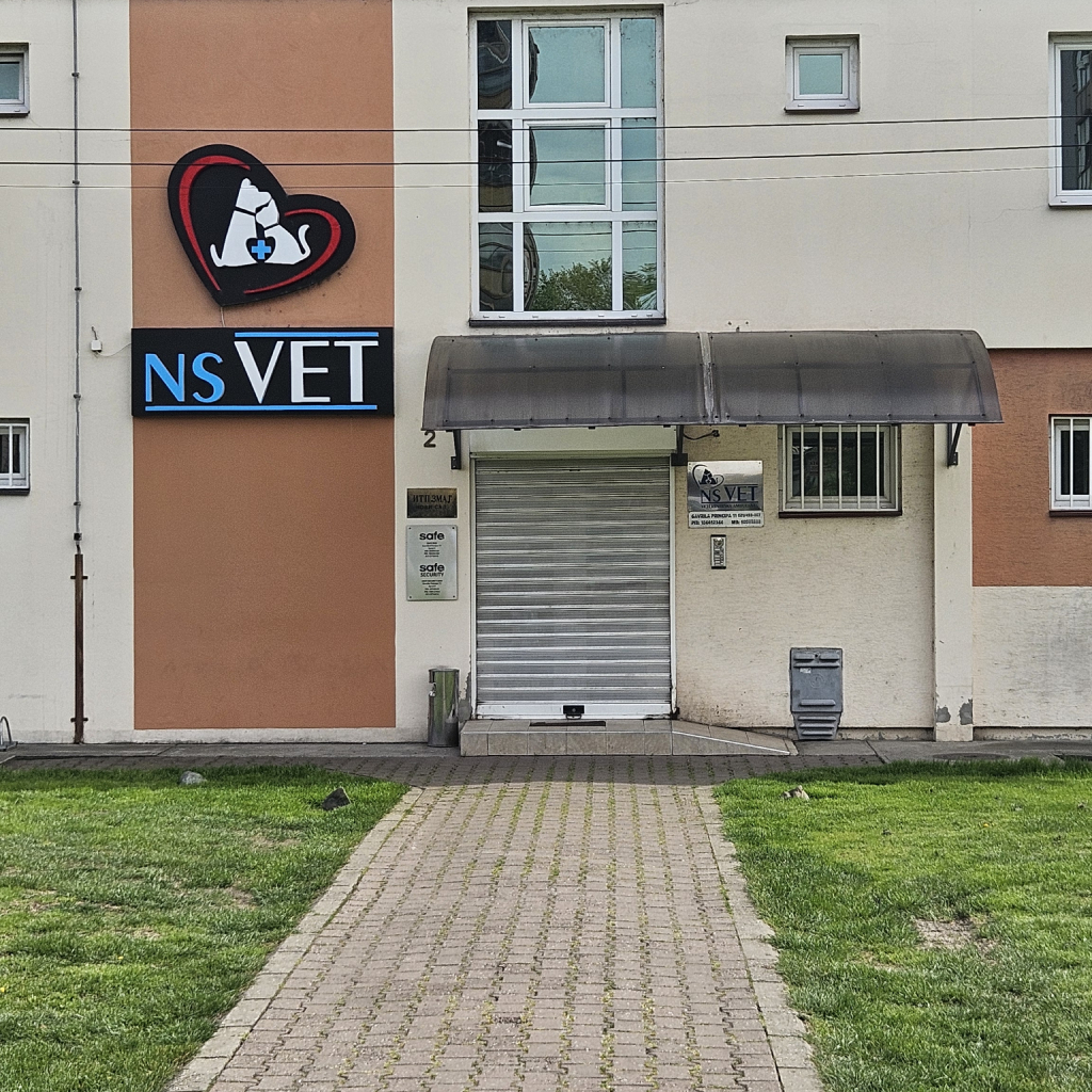 Ulaz u veterinarsku ambulantu NS VET u Novom Sadu sa jasno vidljivim logotipom i natpisom.